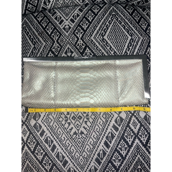 NEW Calvin Klein Mobwife Glam Snakeskin Clutch Iridescent Silver NWT Retail $125 - Picture 4 of 7